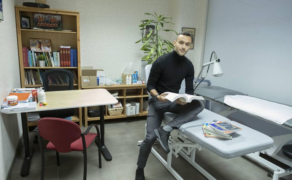 Corral posa en la clínica de fisioterapia en la que aprende los entresijos de la profesión.