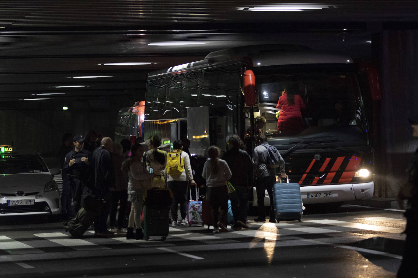 Imagen secundaria 1 - Pasajeros y pilotos del vuelo de Air Canada salen de la Terminal 1 del Aeropuerto Madrid-Barajas.