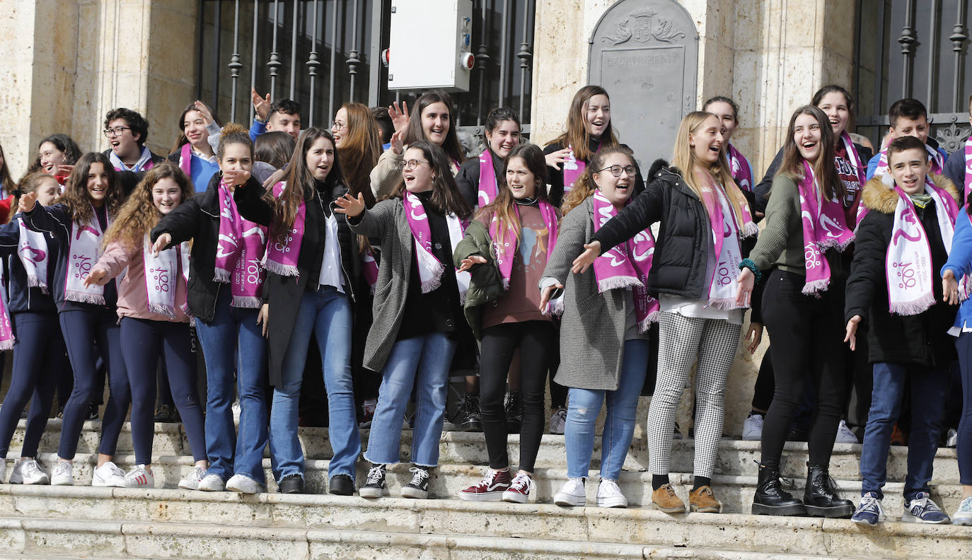 El colegio Maristas de Palencia celebra su centenario en la Plaza Mayor.