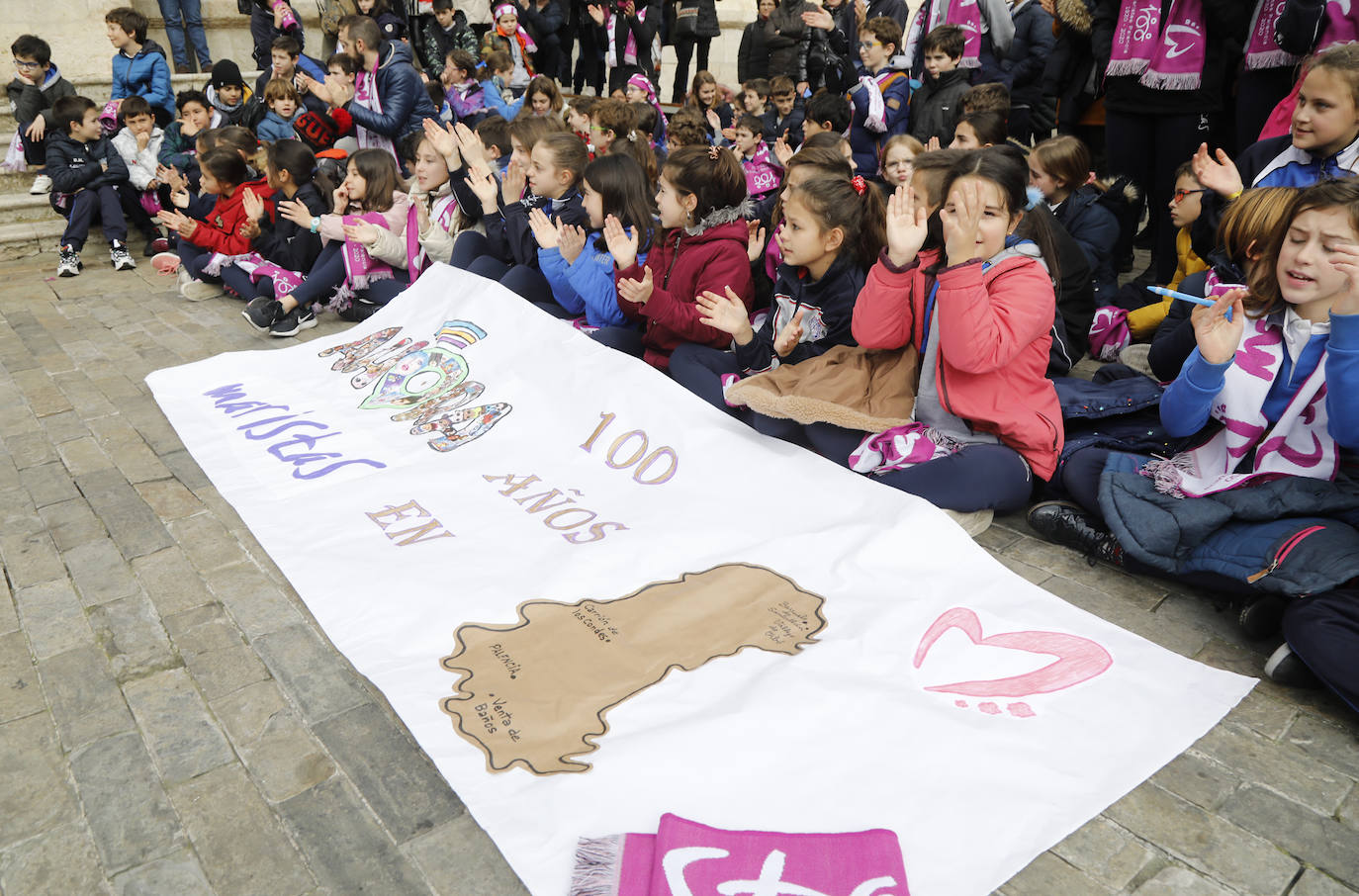 El colegio Maristas de Palencia celebra su centenario en la Plaza Mayor.