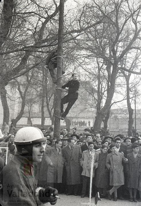 El domingo 19 de enero de 1958, veinte mil personas presenciaron la prueba que se celebró en el paseo alto de las Moreras | La prueba consistió en formar una barrera humana sobre una moto Vespa con diez y siete hombres abordo y así recorrer más de quinientos metros, batiendo el récord mundial que los ingleses habían establecido días antes | La 'Vespa' era conducida por Virgilio Collantes, el gran héroe del día