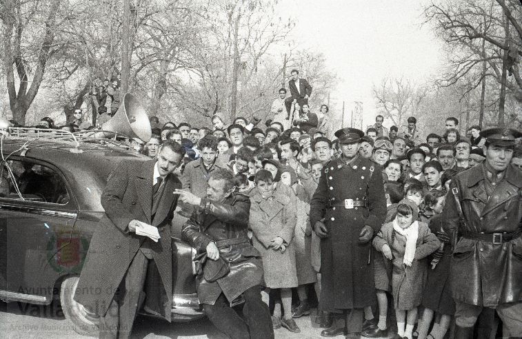 El domingo 19 de enero de 1958, veinte mil personas presenciaron la prueba que se celebró en el paseo alto de las Moreras | La prueba consistió en formar una barrera humana sobre una moto Vespa con diez y siete hombres abordo y así recorrer más de quinientos metros, batiendo el récord mundial que los ingleses habían establecido días antes | La 'Vespa' era conducida por Virgilio Collantes, el gran héroe del día