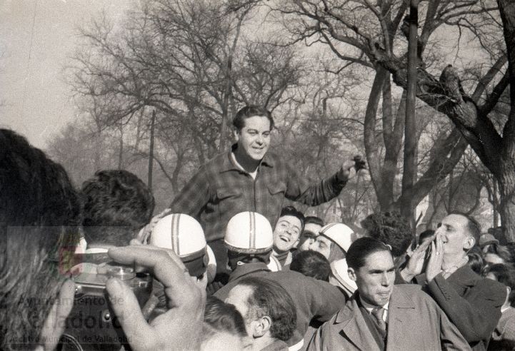 El domingo 19 de enero de 1958, veinte mil personas presenciaron la prueba que se celebró en el paseo alto de las Moreras | La prueba consistió en formar una barrera humana sobre una moto Vespa con diez y siete hombres abordo y así recorrer más de quinientos metros, batiendo el récord mundial que los ingleses habían establecido días antes | La 'Vespa' era conducida por Virgilio Collantes, el gran héroe del día