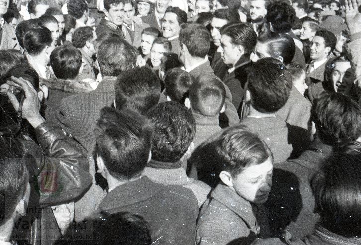 El domingo 19 de enero de 1958, veinte mil personas presenciaron la prueba que se celebró en el paseo alto de las Moreras | La prueba consistió en formar una barrera humana sobre una moto Vespa con diez y siete hombres abordo y así recorrer más de quinientos metros, batiendo el récord mundial que los ingleses habían establecido días antes | La 'Vespa' era conducida por Virgilio Collantes, el gran héroe del día