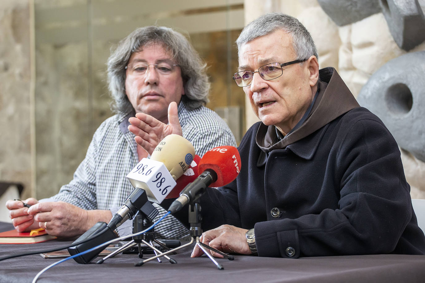 Foro Iglesia Viva de Burgos organiza una rueda de prensa con el que fue el arzobispo de Tánger, Santiago Agrelo (D), acompañado por el delegado de Pastoral de Penitenciaría, Fermín González (I).
