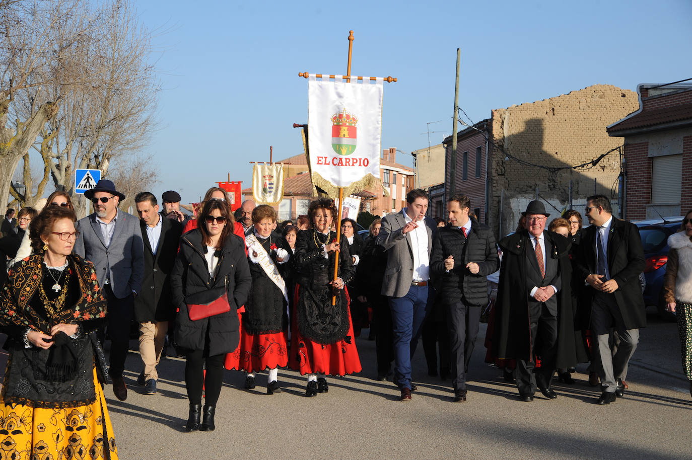 Autoridades, águedas de ocho municipios y vecinos ayer, durante el pasacalles que partió de la plaza del Palacio.
