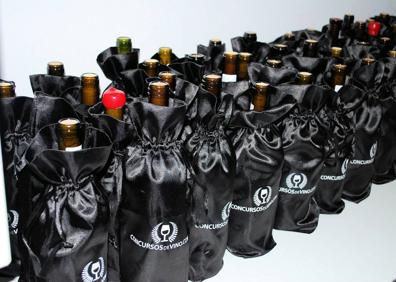 Imagen secundaria 1 - Los catadores posan en la imagen de arriba. Abajo, algunos de los vinos valorados y un catador. 