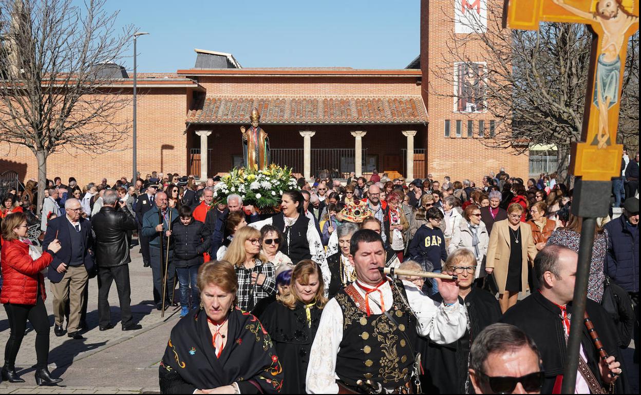 Numerosas personas asistieron a la procesión con la imagen de San Blas por las calles de costumbre. 