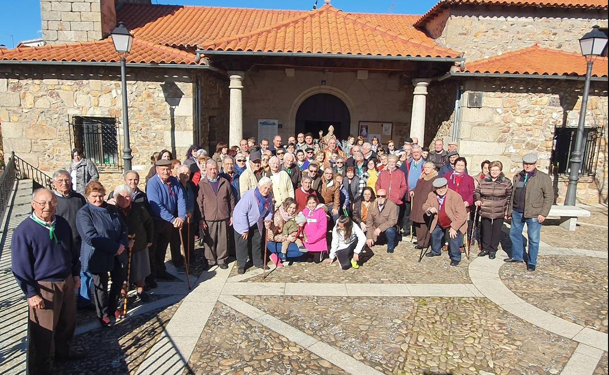 Los vecinos de El Maíllo posaron junto a la imagen de San Blas una vez celebrado el ofertorio en la puerta de la iglesia parroquial, en el que se repartieron las gargantillas.