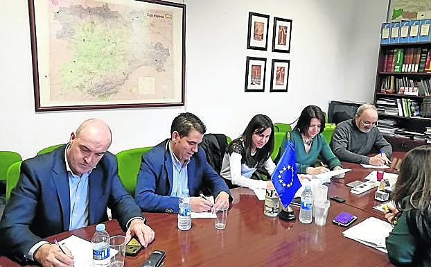 Firma del convenio, hace unos días, por el que nueve territorios más de Castilla y León se suman al proyecto.