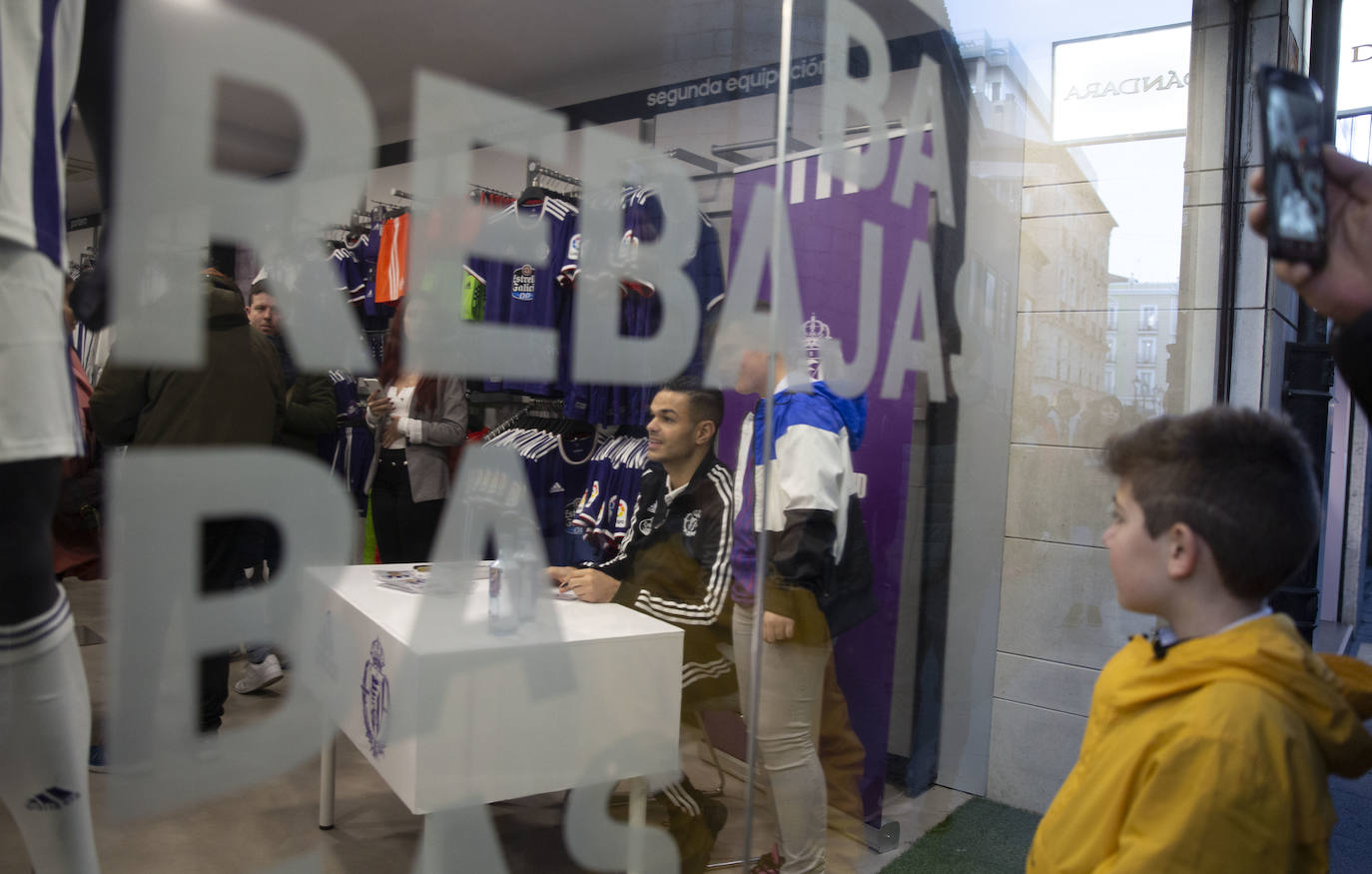 El nuevo jugador del club se ha acercado hoy hasta la tienda oficial para recibir a los aficionados y firmar autógrafos.