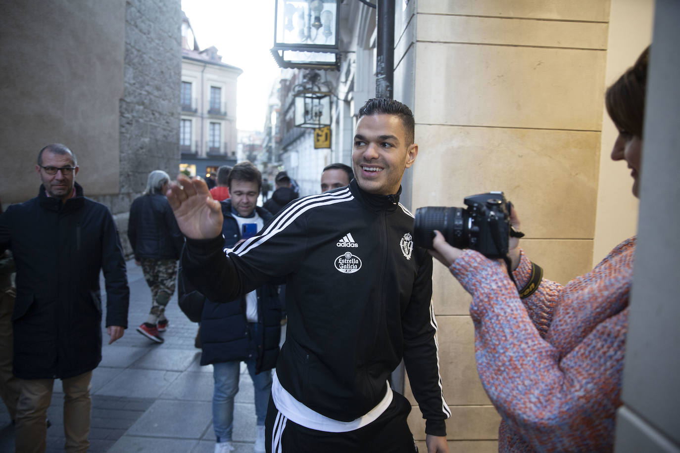 El nuevo jugador del club se ha acercado hoy hasta la tienda oficial para recibir a los aficionados y firmar autógrafos.