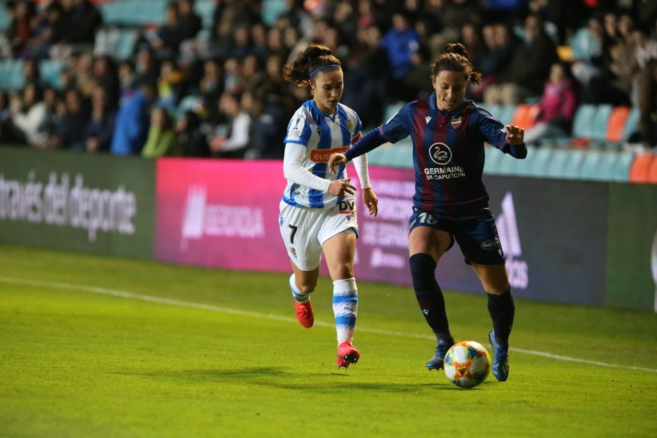 Primera semifinal de la Supercopa femenina de fútbol en el estadio Helmántico de Salamanca entre la Real Sociedad y la UD Levante. 