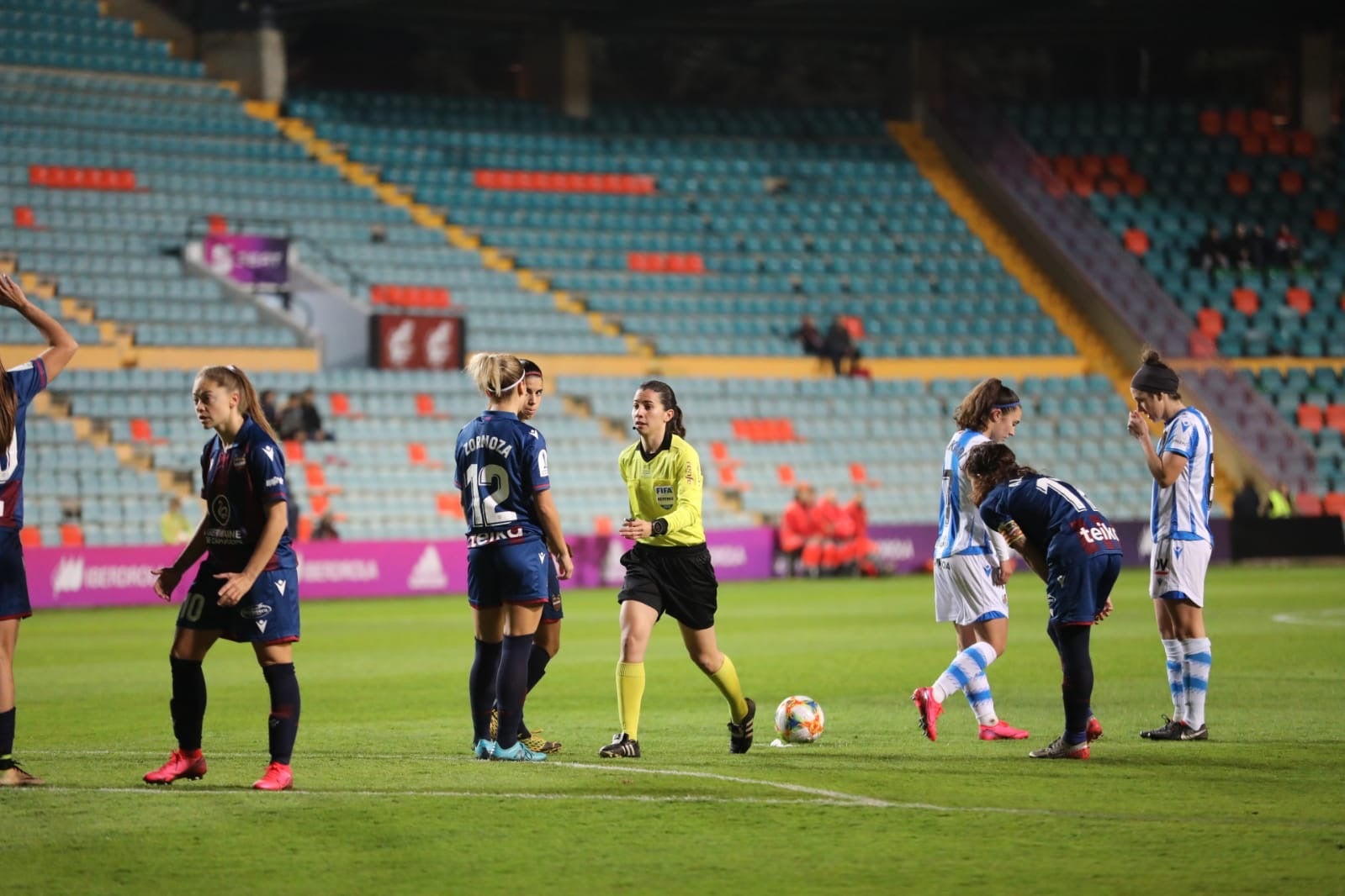 Primera semifinal de la Supercopa femenina de fútbol en el estadio Helmántico de Salamanca entre la Real Sociedad y la UD Levante. 