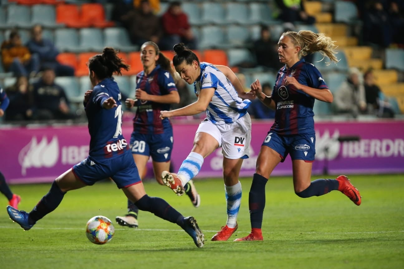 Primera semifinal de la Supercopa femenina de fútbol en el estadio Helmántico de Salamanca entre la Real Sociedad y la UD Levante. 