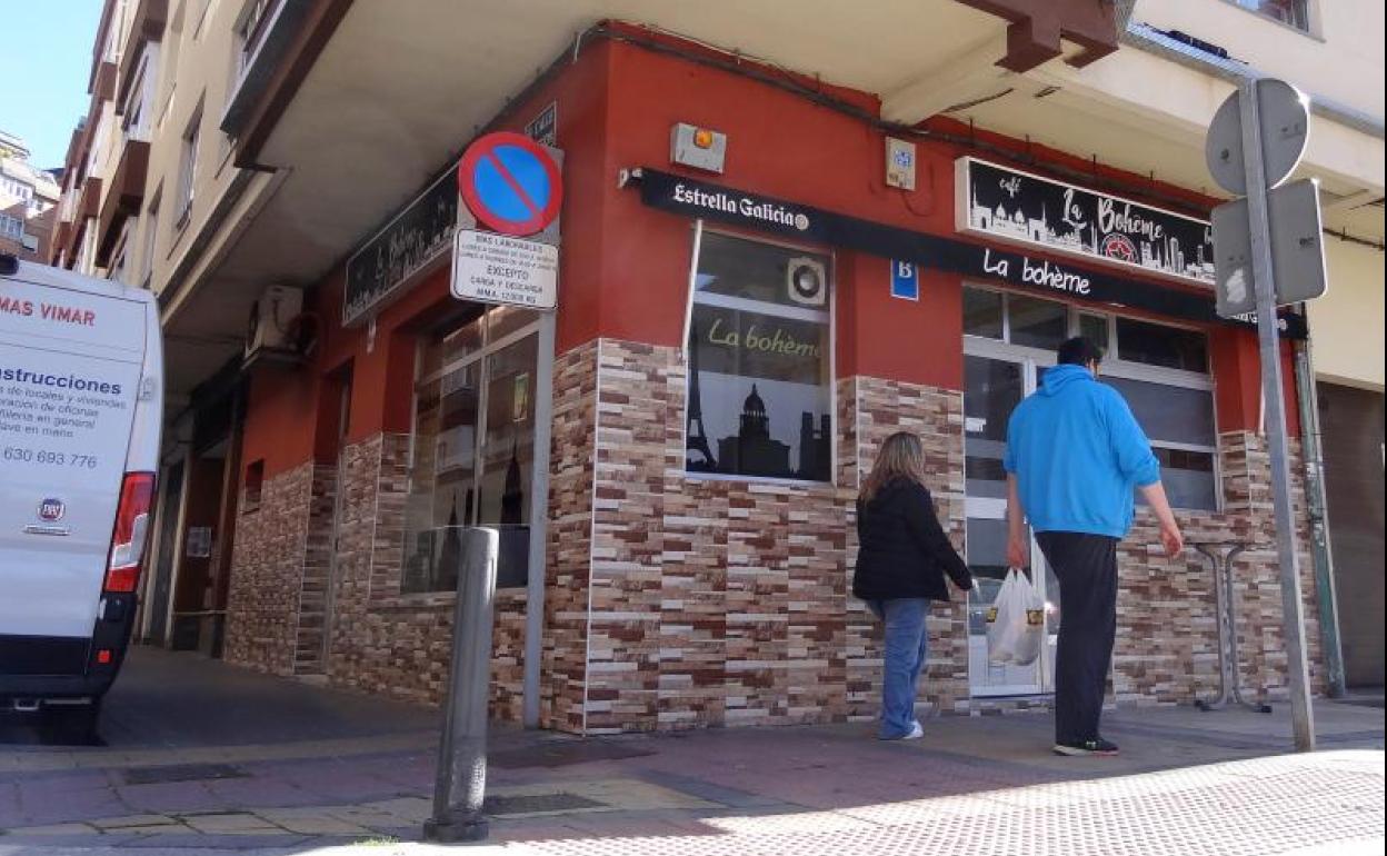 El bar La Boheme de La Rubia, situado en la esquina de las calles Joaquín María Jalón y Legión.