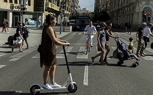 Patines y bicicletas por las calles. 