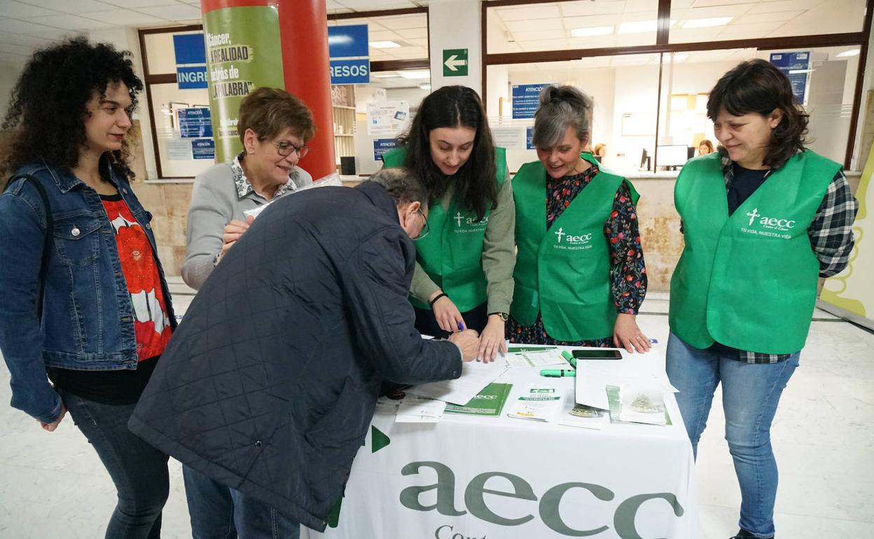 Mesa informativa de la Asociación Española contra el Cáncer en el Hospital de Salamanca. 