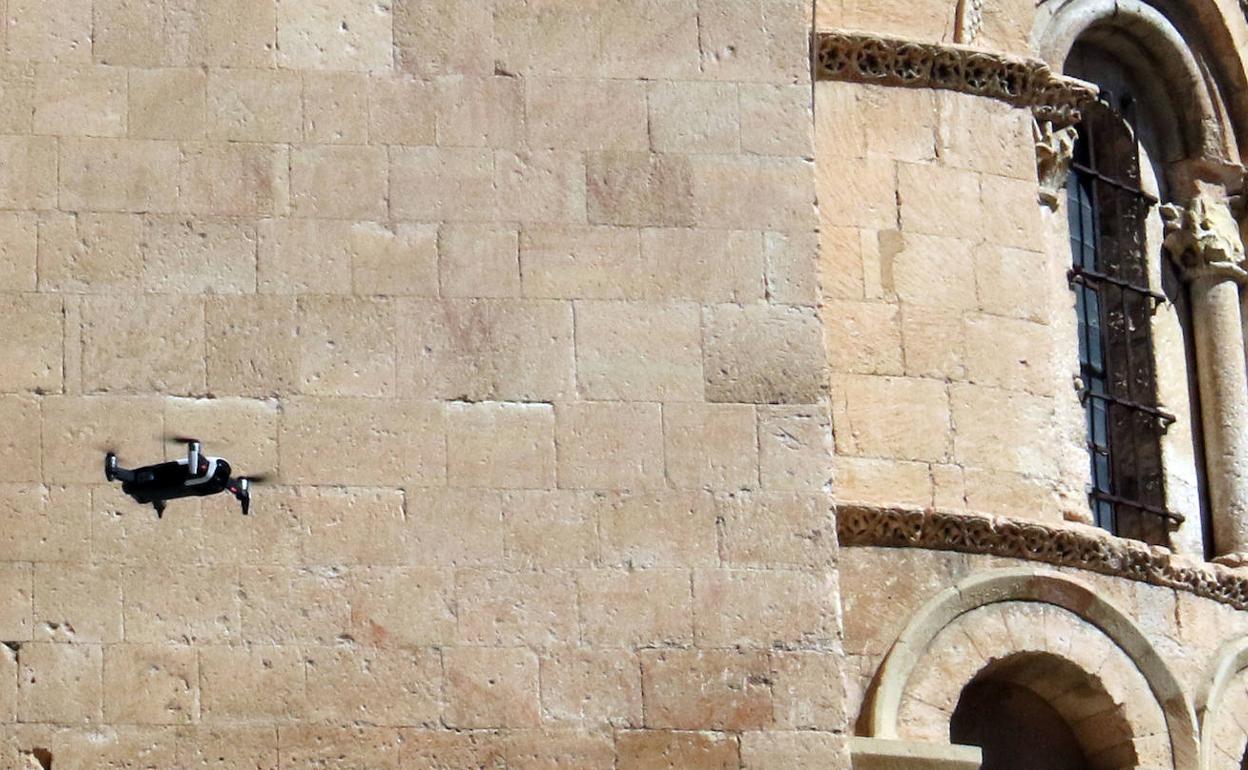 Un dron sobrevuela la zona de la iglesia de San Martín, en el centro de Segovia. 