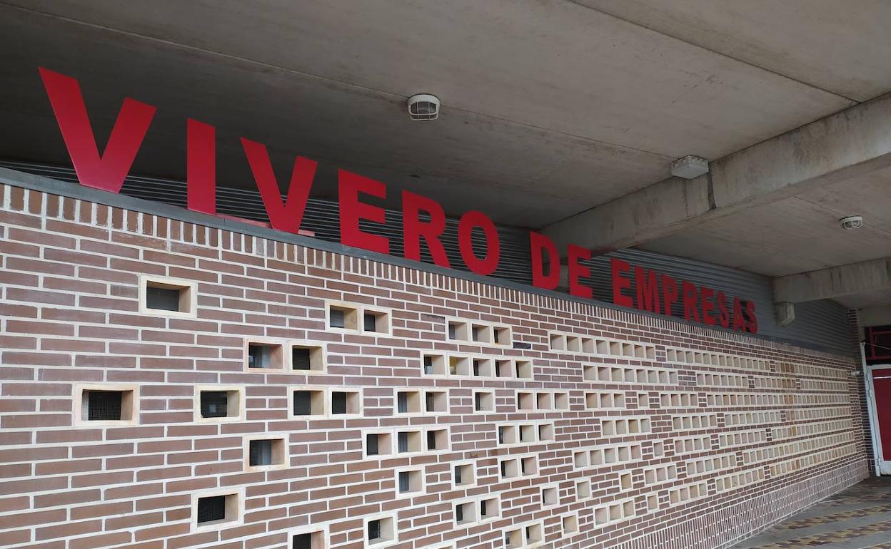 Acceso al vivero de empresas de Laguna de Duero, situado en los bajos de la plaza de toros. 