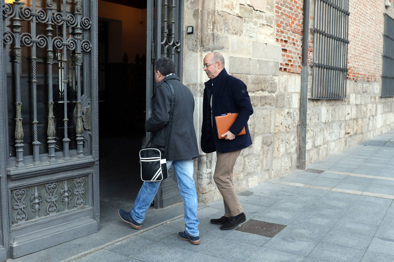 Dos de los concejales de Ciudadanos llegan a la reunión, a la que se impidió el acceso a los medios.