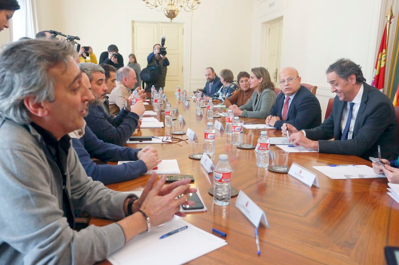 La ministra de Transición Ecológica y Reto Demográfico, Teresa Ribera, se reúne con el secretario general de CCOOCyL, Vicente Andrés; el secretario general de UGTCyL, Faustino Temprano; la delegada del Gobierno en Castilla y León, Mercedes Martín, y el subdelegado del Gobierno en León, Faustino Sánchez, para abordar la Mesa por un Futuro para León..