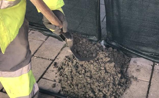 Un trabajador fija las vallas del perímetro de la obra este miércoles. 