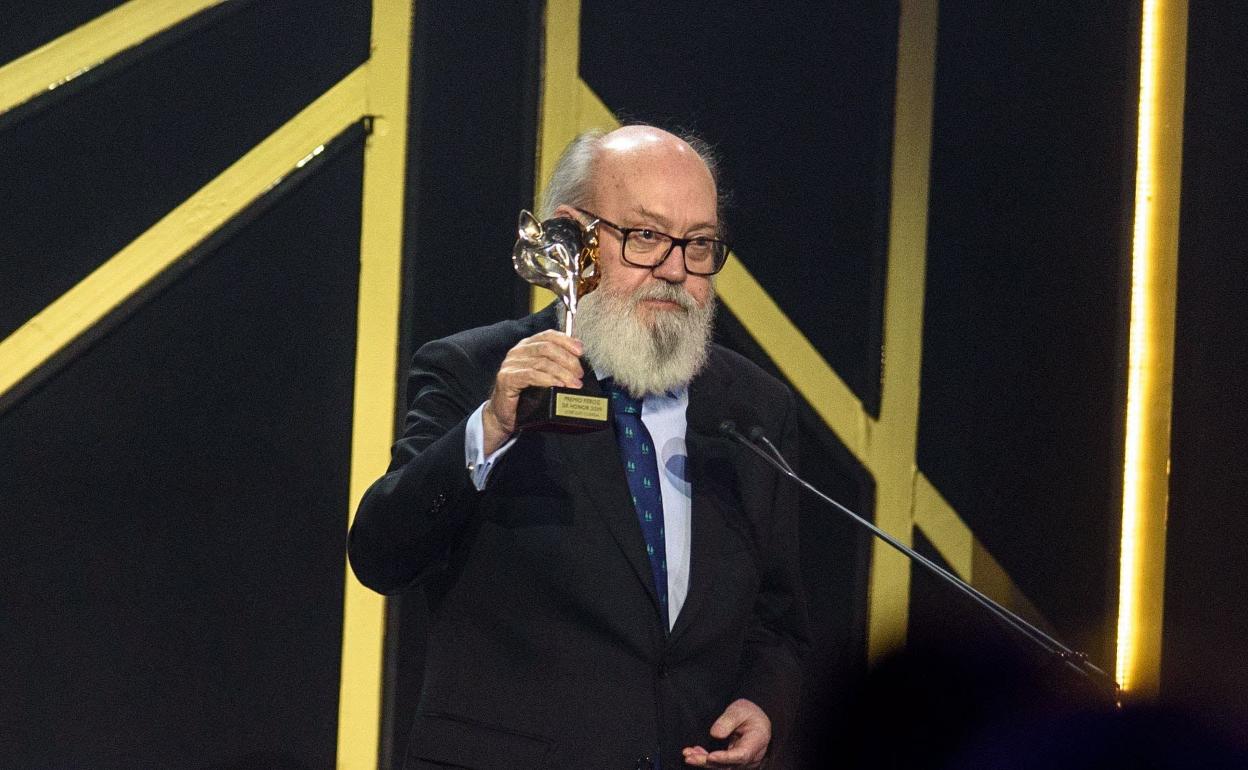 El director José Luis Cuerda, con el premio de honor, en la gala de los Premios Feroz 2019. 