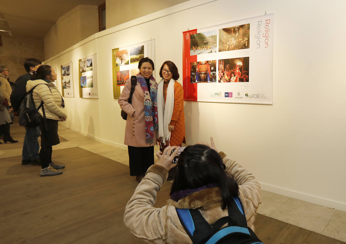 La Casa Junco acoge una exposición sobre Vietnam.