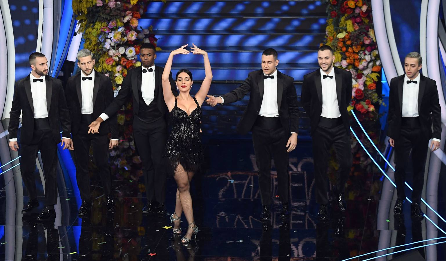 La modelo Georgina Rodríguez, pareja del futbolista Cristiano Ronaldo, debutó ayer como presentadora en el Festival de la canción de San Remo en Italia. Una gala en la que también aprovechó su faceta como bailarina para sorprender con un sensual tango.