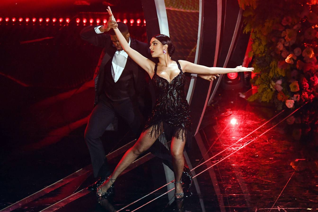 La modelo Georgina Rodríguez, pareja del futbolista Cristiano Ronaldo, debutó ayer como presentadora en el Festival de la canción de San Remo en Italia. Una gala en la que también aprovechó su faceta como bailarina para sorprender con un sensual tango.