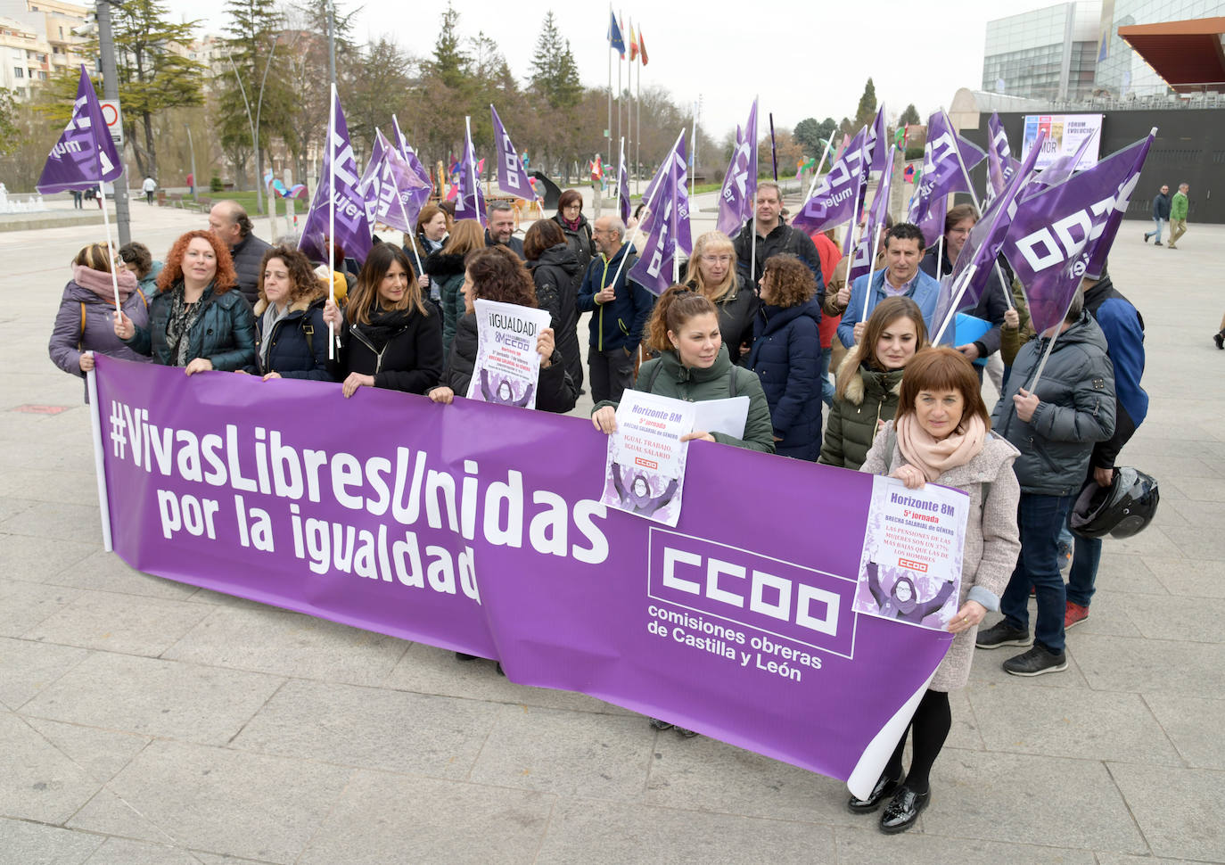 La Secretaría de Mujer y Políticas de Igualdad (Unión Provincial de CCOO Burgos) celebra una concentración en el Paseo de la Evolución Humana.
