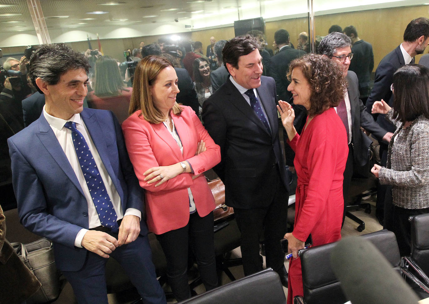 El consejero de Economía y Hacienda, Carlos Fernández Carriedo, saluda a la ministra de Hacienda, María Jesús Montero, en la reunión del Consejo de Política Fiscal y Financiera.
