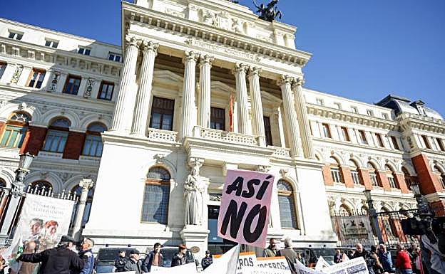 Uno de los asitentes a la manifestación de agricultores y ganaderos convocada por las organizaciones COAG, Asaja y UPA, frente al Ministerio de Agricultura. 