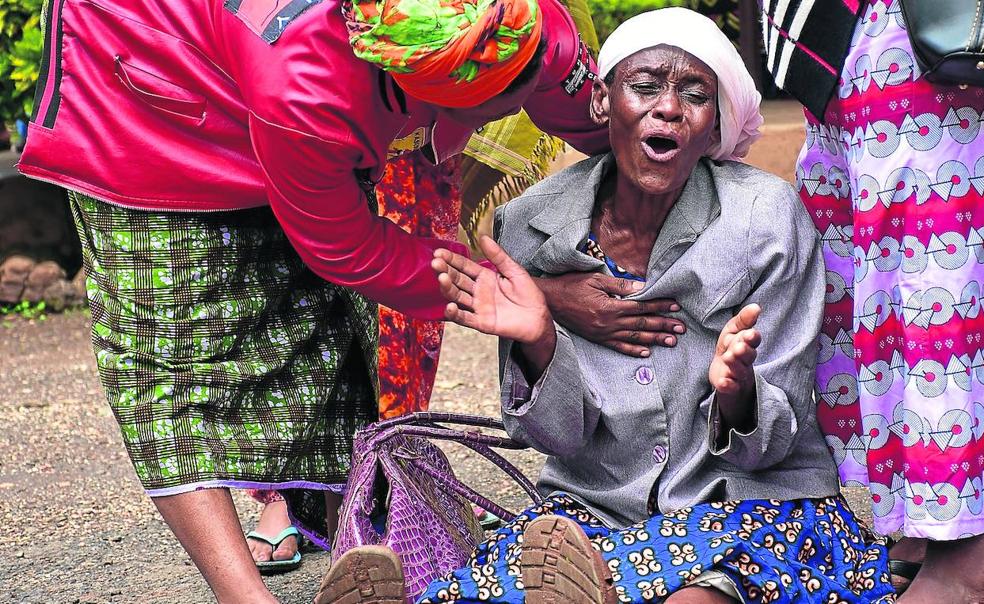 Una mujer llora junto al hospital de Mawenzi. Su nieta fue una de las niñas muertas en la estampida por conseguir el aceite 'milagroso'.