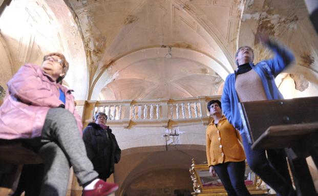 Vecinos de Pedrajas muestran la iglesia de Iglesia de San Miguel Arcángel, en una fotogtafía de 2016.