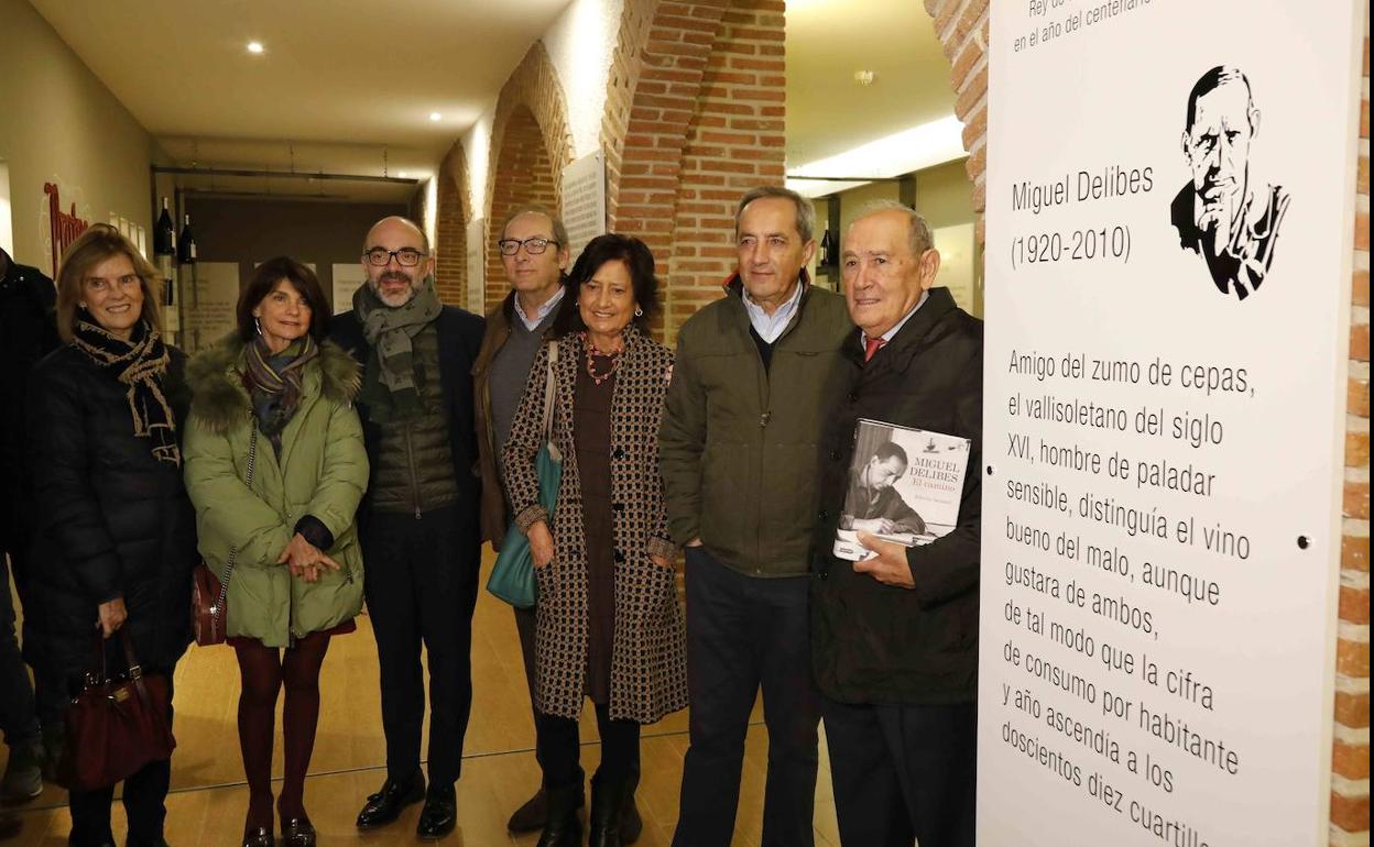 Los hijos de Miguel Delibes al lado del panel de homenaje al escritor junto al presidente de Protos, Edmundo Bayón (derecha), y el consejero de Cultura, Javier Ortega (tercero por la izquierda). 