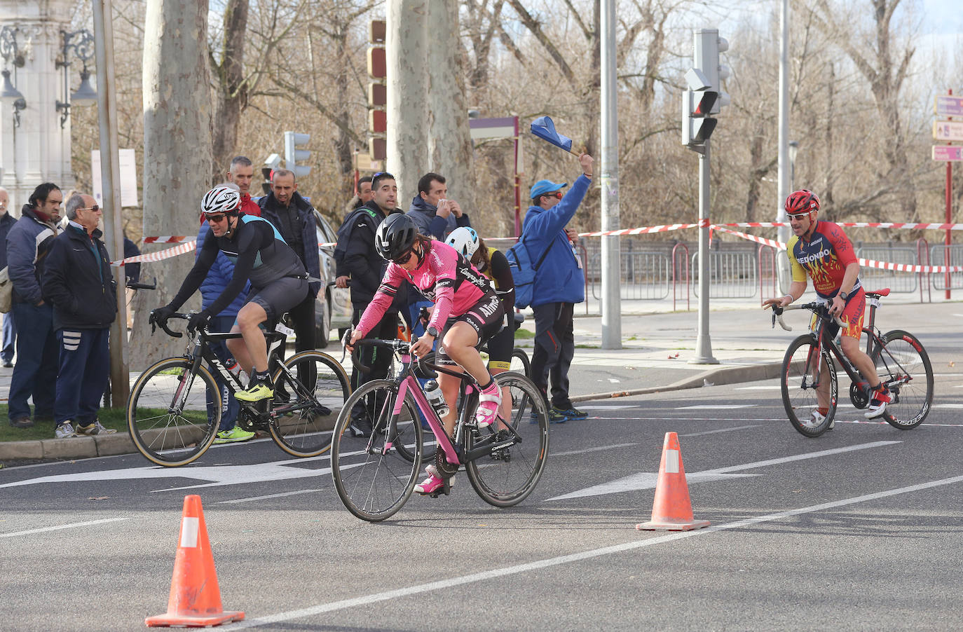 153 duatletas recorrieron el centro de la capital palentina en carrera de a pie y con bicicleta de carretera.