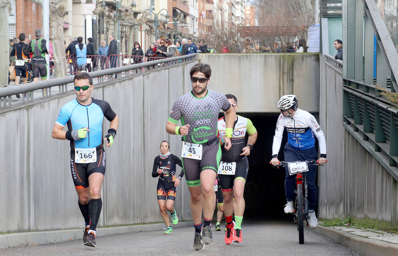 153 duatletas recorrieron el centro de la capital palentina en carrera de a pie y con bicicleta de carretera.