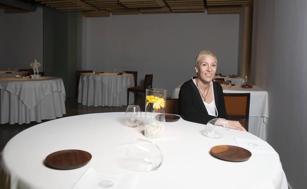 Yolanda Rojo, sentada en una de las mesas del comedor del restaurante Pablo. 