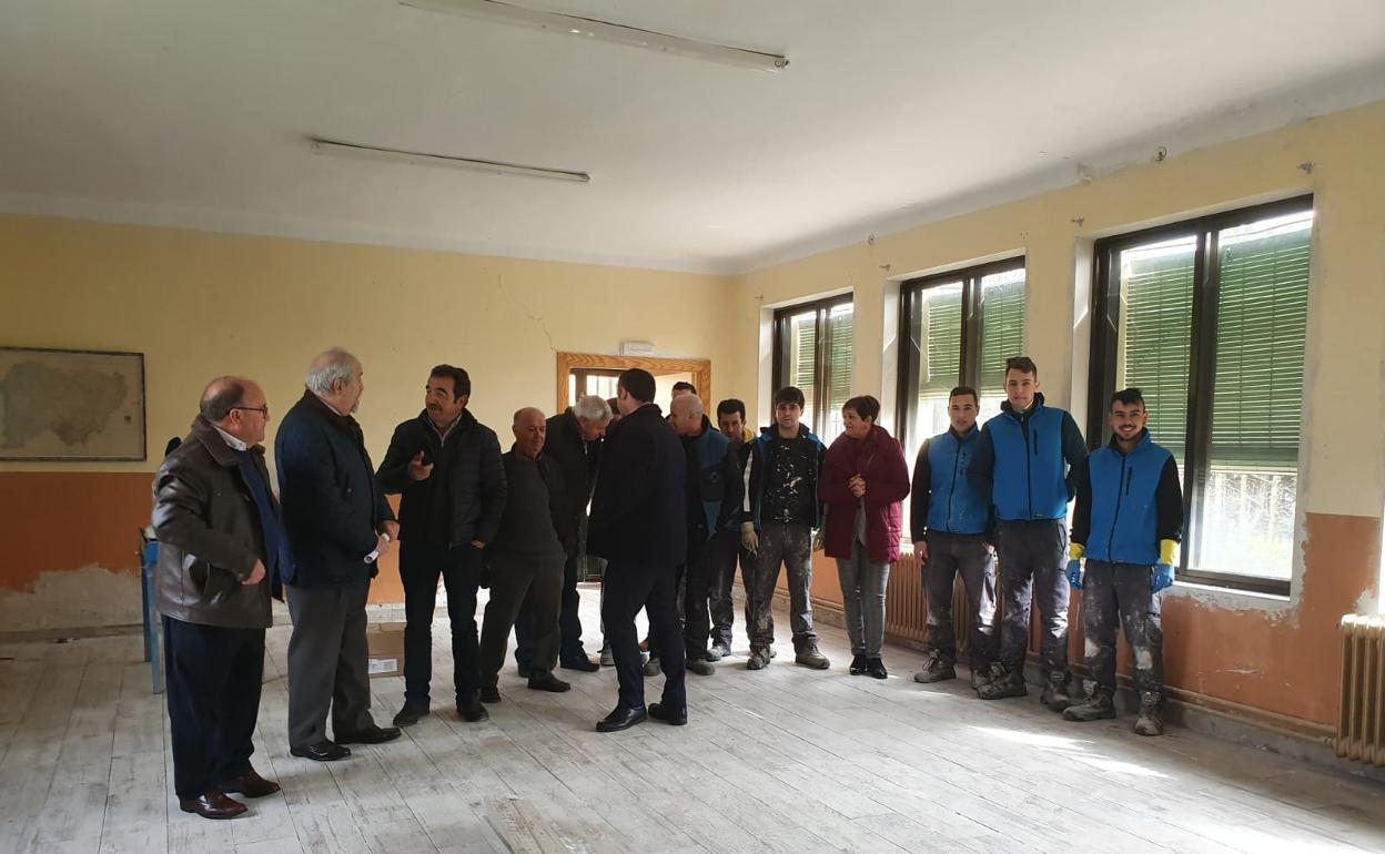 Antonio Agustín Labrador y Pedro Grijalba, junto a los alcaldes de El Campo de Peñaranda, Palaciosrubios y Rágama, alumnos y equipo docente..