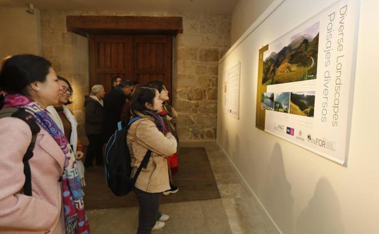 Varias estudiantes vietnamitas observan uno de los paneles de la exposición sobre Vietnam, ayer en la Casa Junco. 