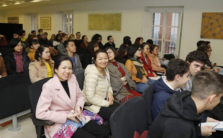 Estudiantes, ayer durante la presentación de la exposición. 