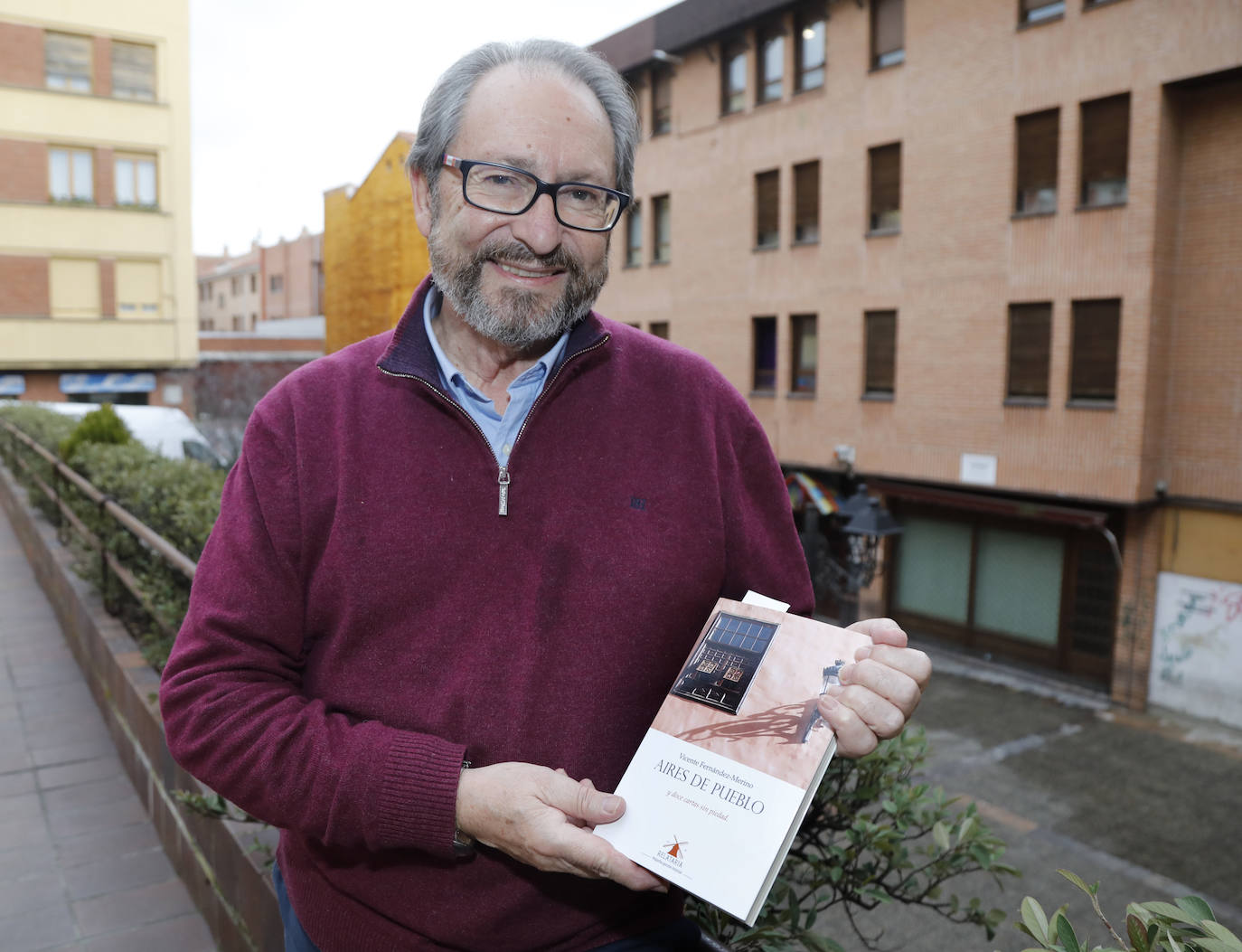 El escritor y psicólogo Vicente Fernández-Merino posa con su libro 'Aires de pueblo'.
