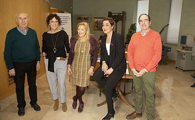 José María Alaejos , Rafaela Romero , Laura Cantero, Rosa López y Miguel Sánchez, antes de debatir en la Hemeroteca de El Norte de Castilla.