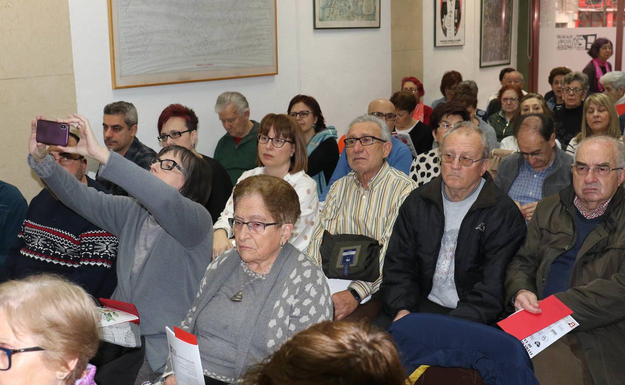 Participantes en la asamblea vecinal de La Rondilla. 