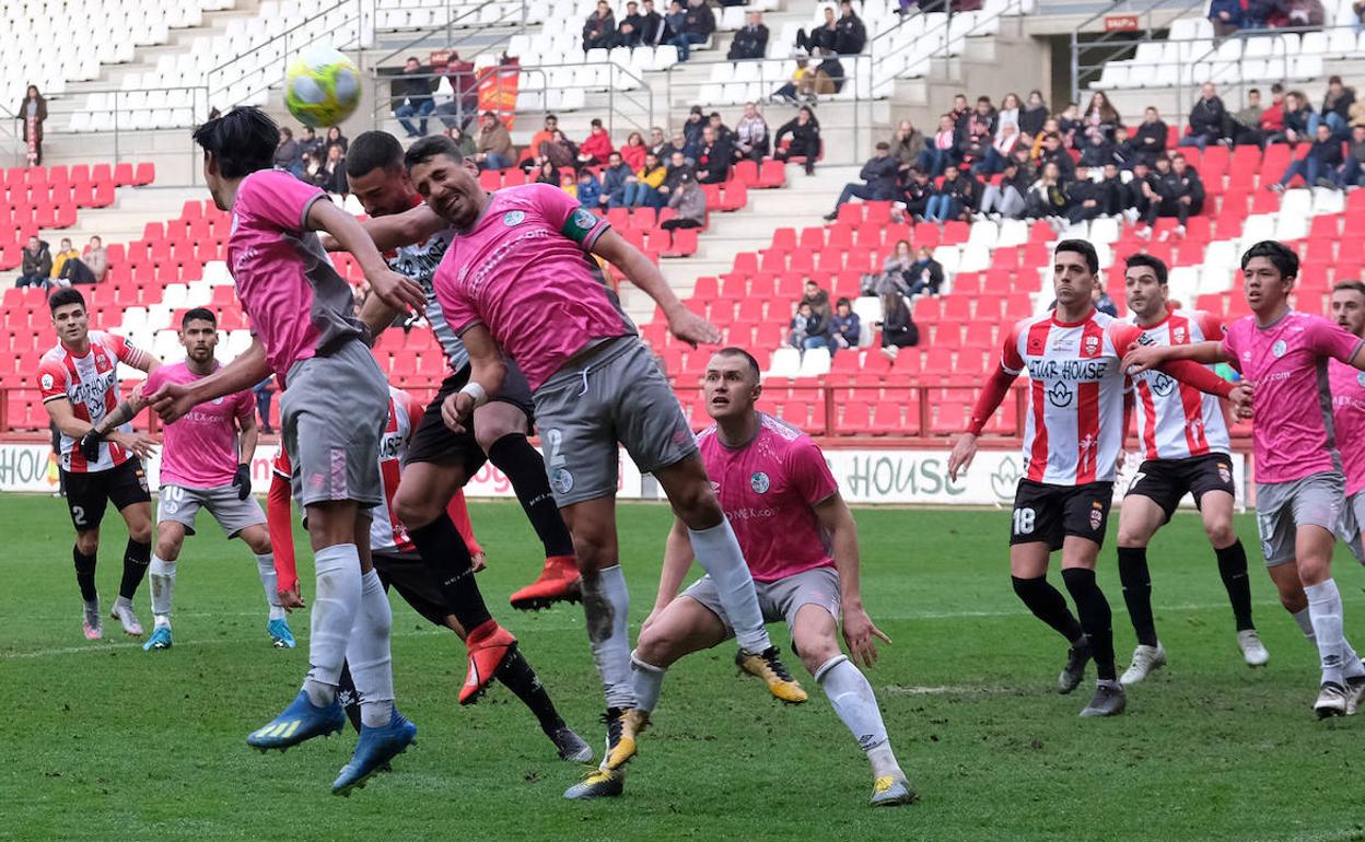 Carpio intenta despejar un balón aéreo colgado al área por el Logroñés. 