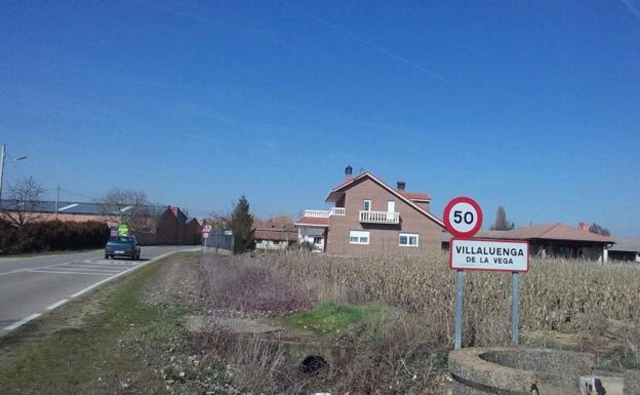 Entrada a la localidad de Villaluenga de la Vega. 