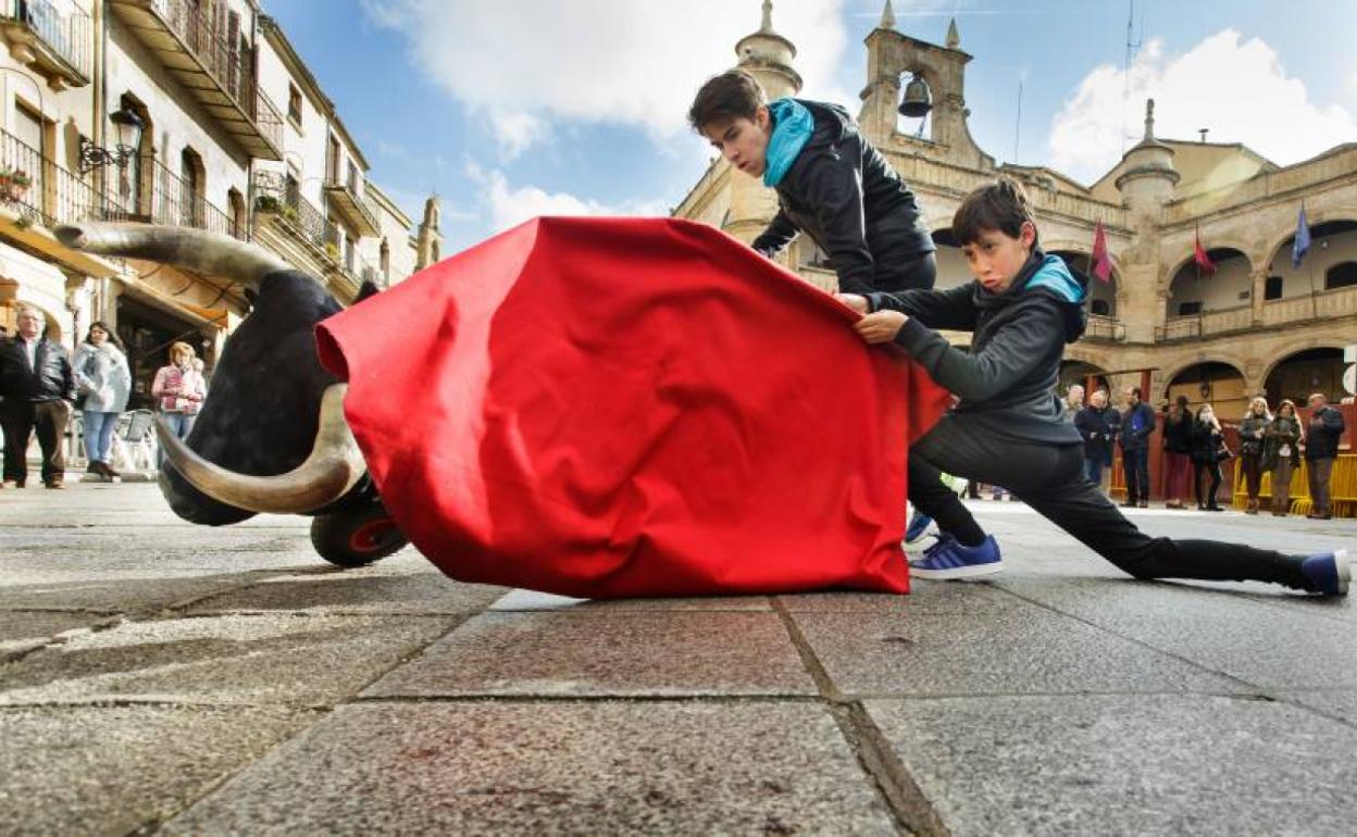 Uno de los jóvenes muestra su destreza con la muleta. 