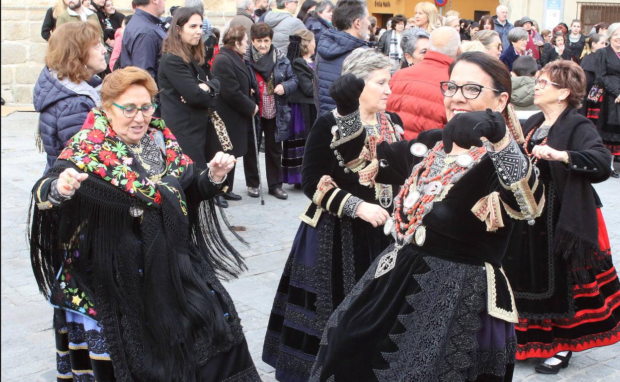 Aguederas de San Lorenzo bailan en la plaza del barrio este domingo.